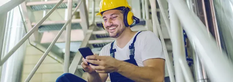 box-construction-man-helmet.webp